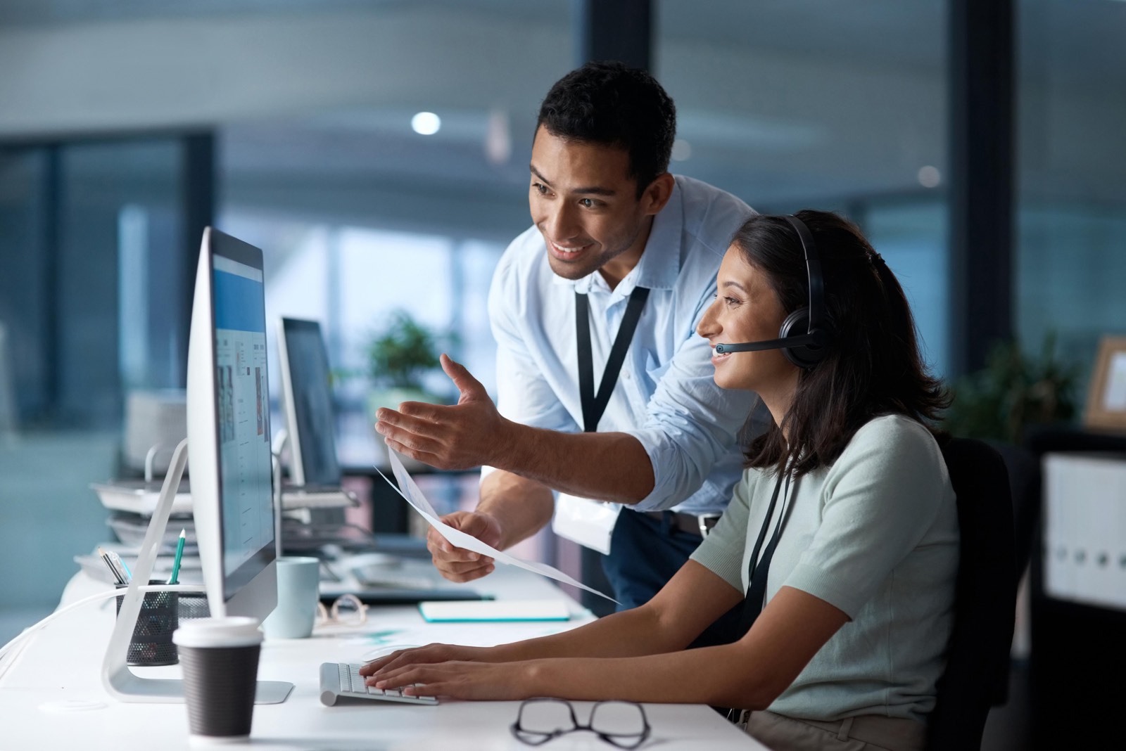 Deux techniciens du support accompagnent un utilisateur depuis leur poste