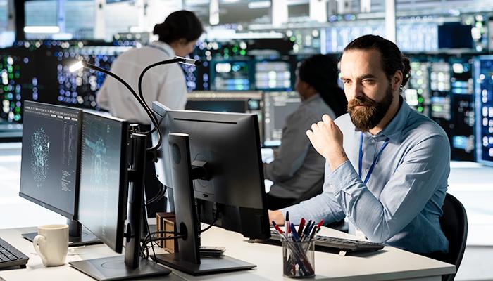 Administrateur système dans une salle de supervision d'infrastructure