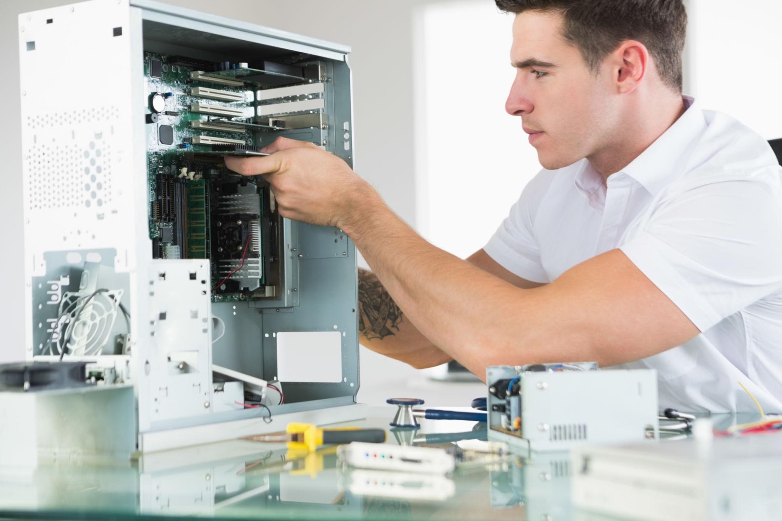 Technicien intervenant sur les composants internes d'un ordinateur